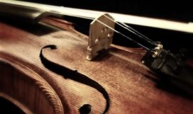 Geige Steg mit Saiten