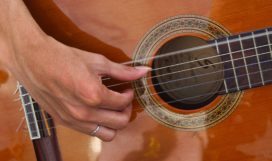 Gitarre mit Zupfhand