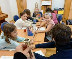 Klangforscher:innen im Musikkunde junior Workshop